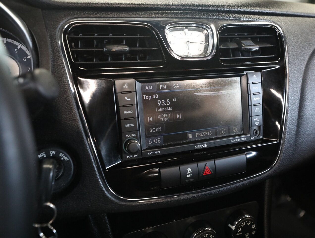 2014 Chrysler 200 Touring - Photo 27 - Addison, IL 60101
