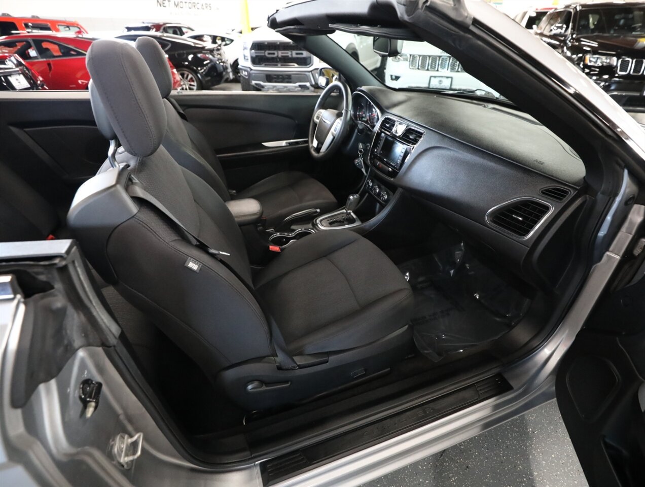 2014 Chrysler 200 Touring - Photo 17 - Addison, IL 60101