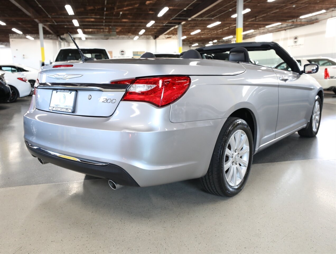2014 Chrysler 200 Touring - Photo 9 - Addison, IL 60101