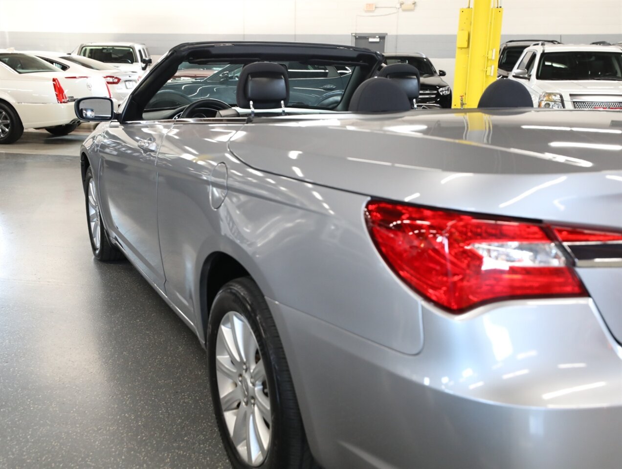 2014 Chrysler 200 Touring - Photo 13 - Addison, IL 60101