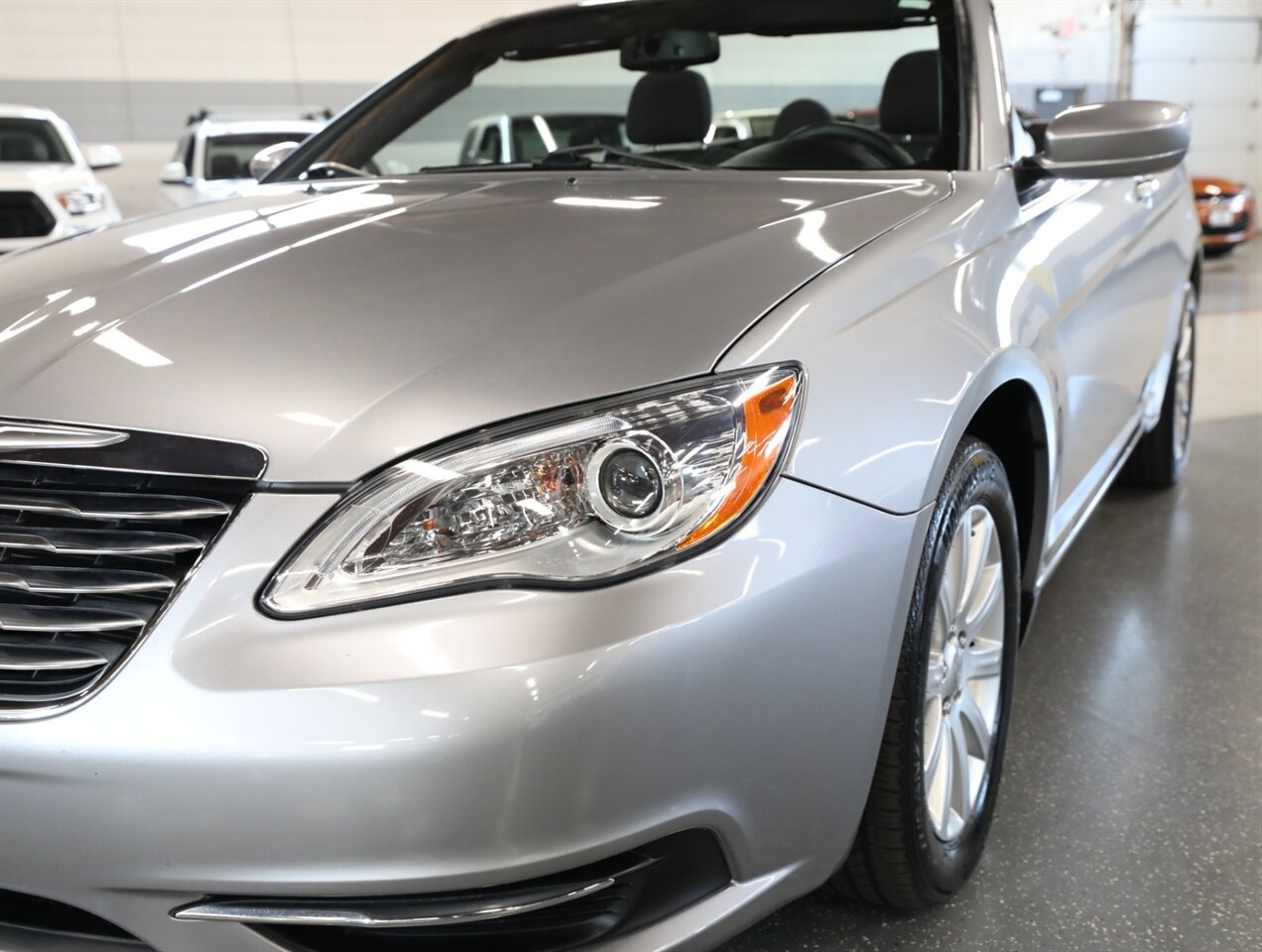 2014 Chrysler 200 Touring - Photo 5 - Addison, IL 60101