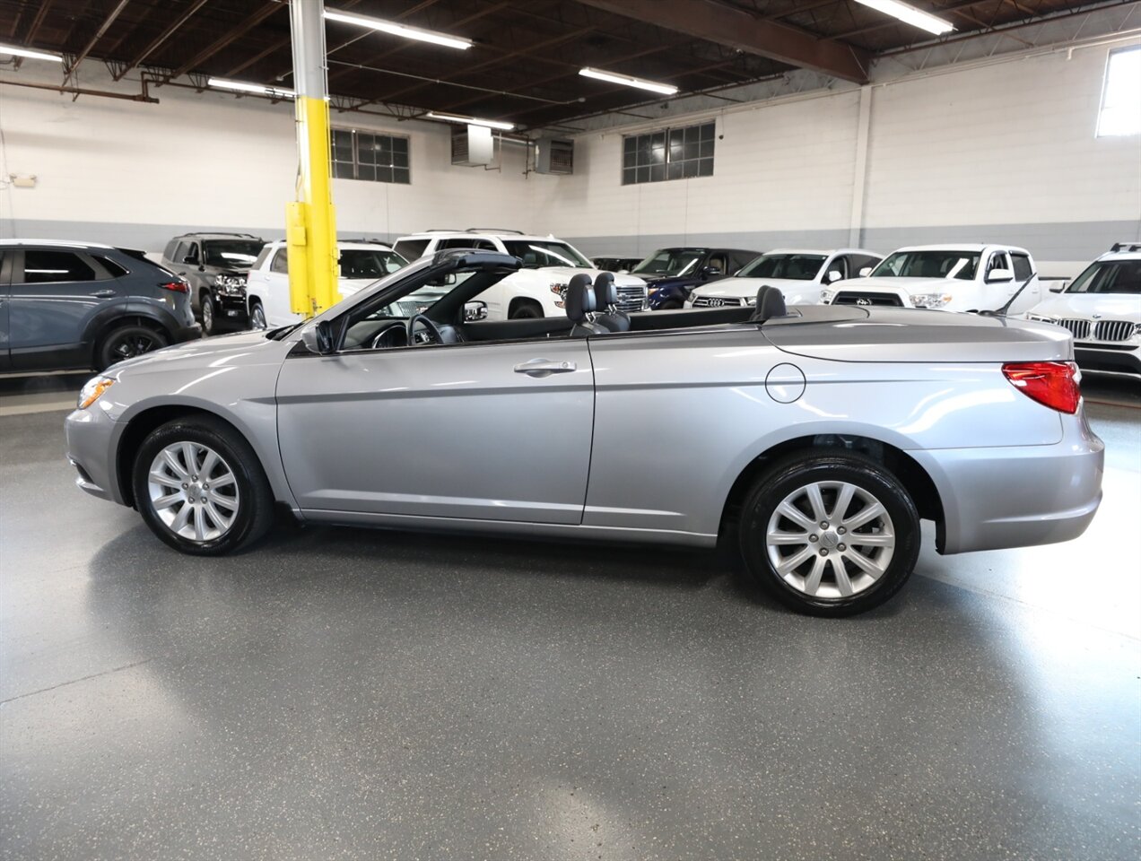 2014 Chrysler 200 Touring - Photo 14 - Addison, IL 60101