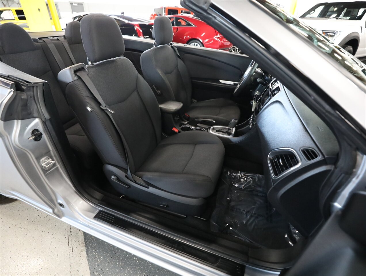 2014 Chrysler 200 Touring - Photo 18 - Addison, IL 60101