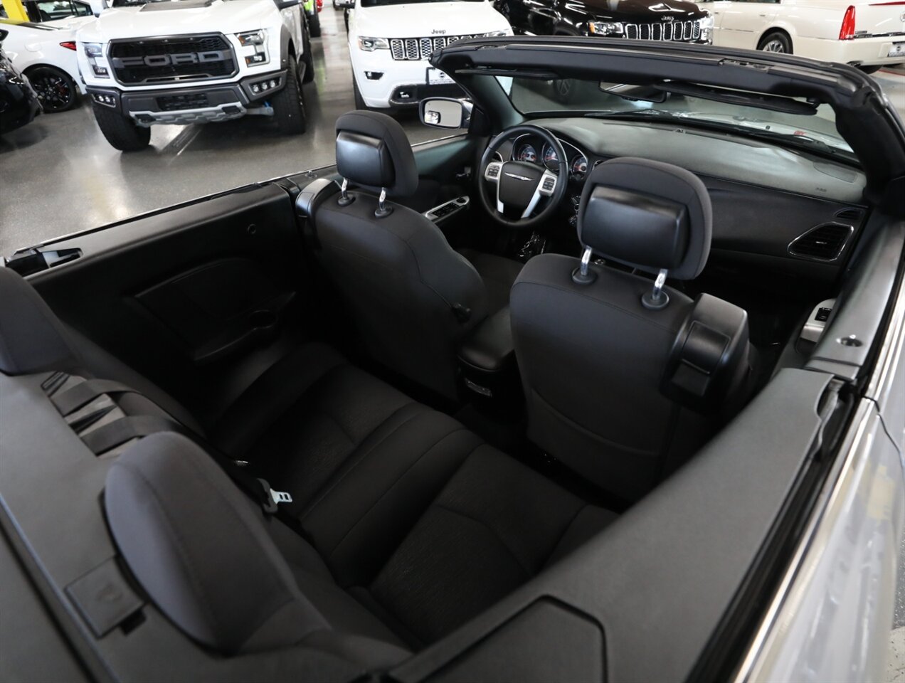 2014 Chrysler 200 Touring - Photo 15 - Addison, IL 60101