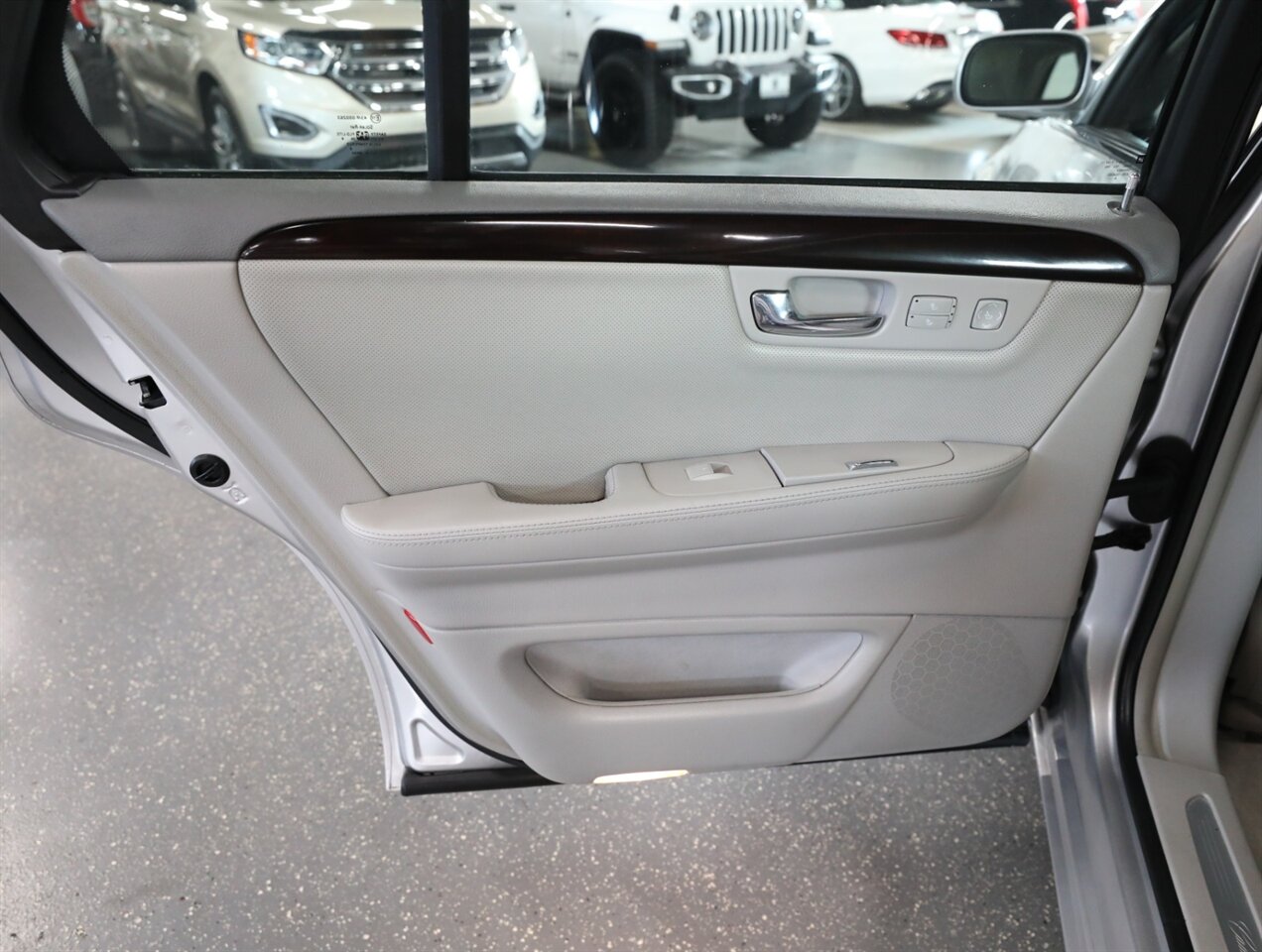 2009 Cadillac DTS Luxury 5-Passenger - Photo 24 - Addison, IL 60101