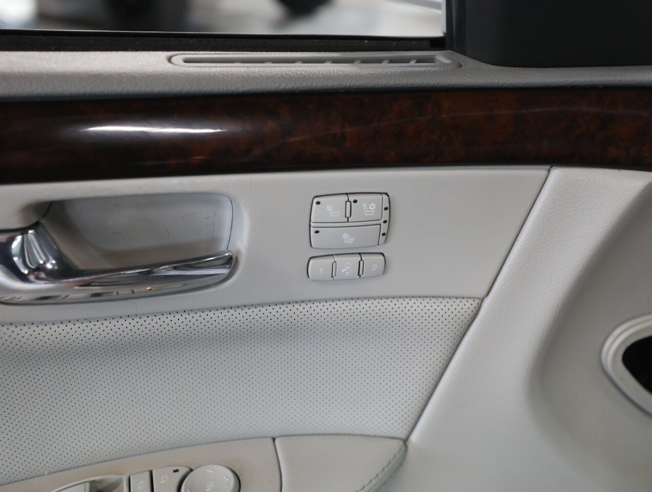 2009 Cadillac DTS Luxury 5-Passenger - Photo 29 - Addison, IL 60101