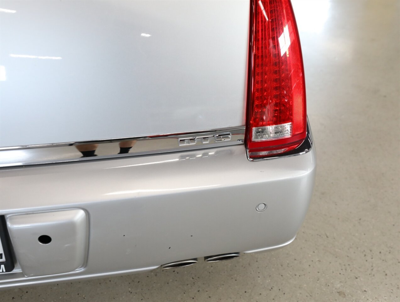 2009 Cadillac DTS Luxury 5-Passenger - Photo 11 - Addison, IL 60101
