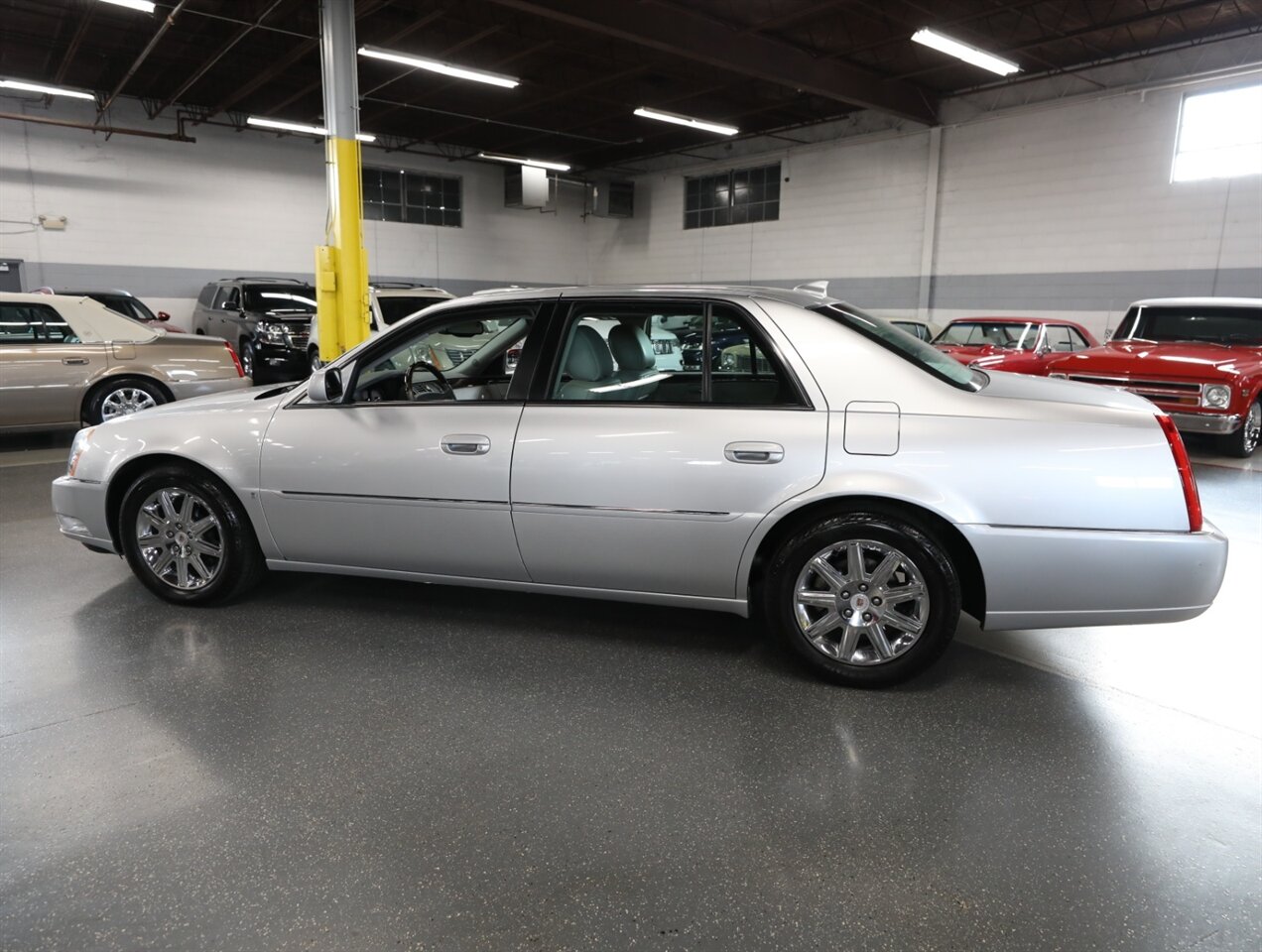 2009 Cadillac DTS Luxury 5-Passenger - Photo 16 - Addison, IL 60101