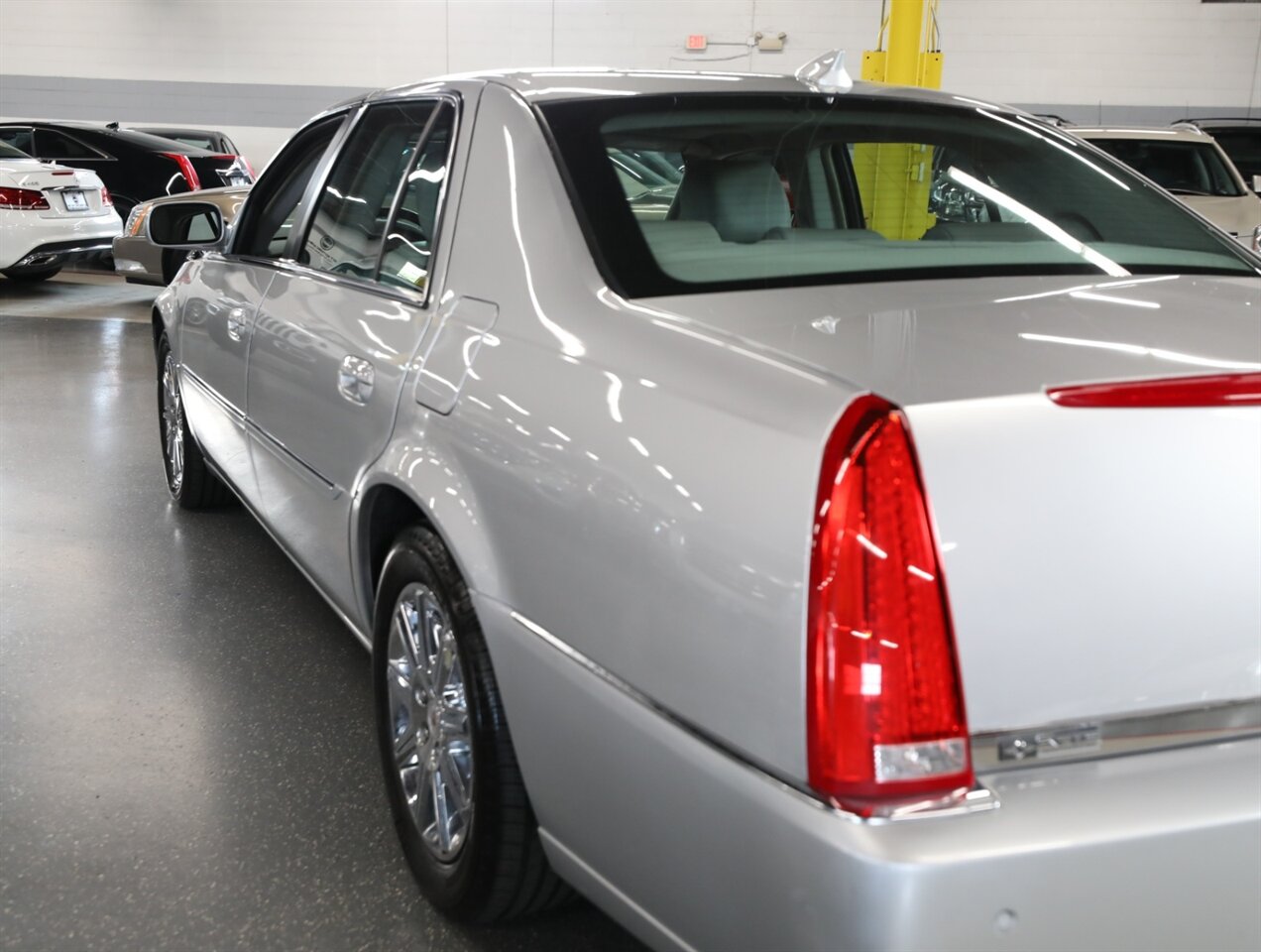 2009 Cadillac DTS Luxury 5-Passenger - Photo 15 - Addison, IL 60101