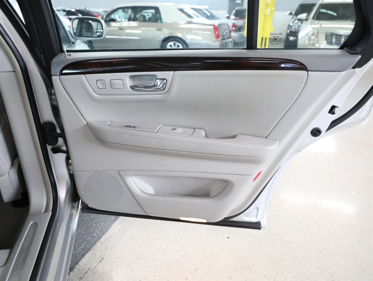 2009 Cadillac DTS Luxury 5-Passenger - Photo 20 - Addison, IL 60101
