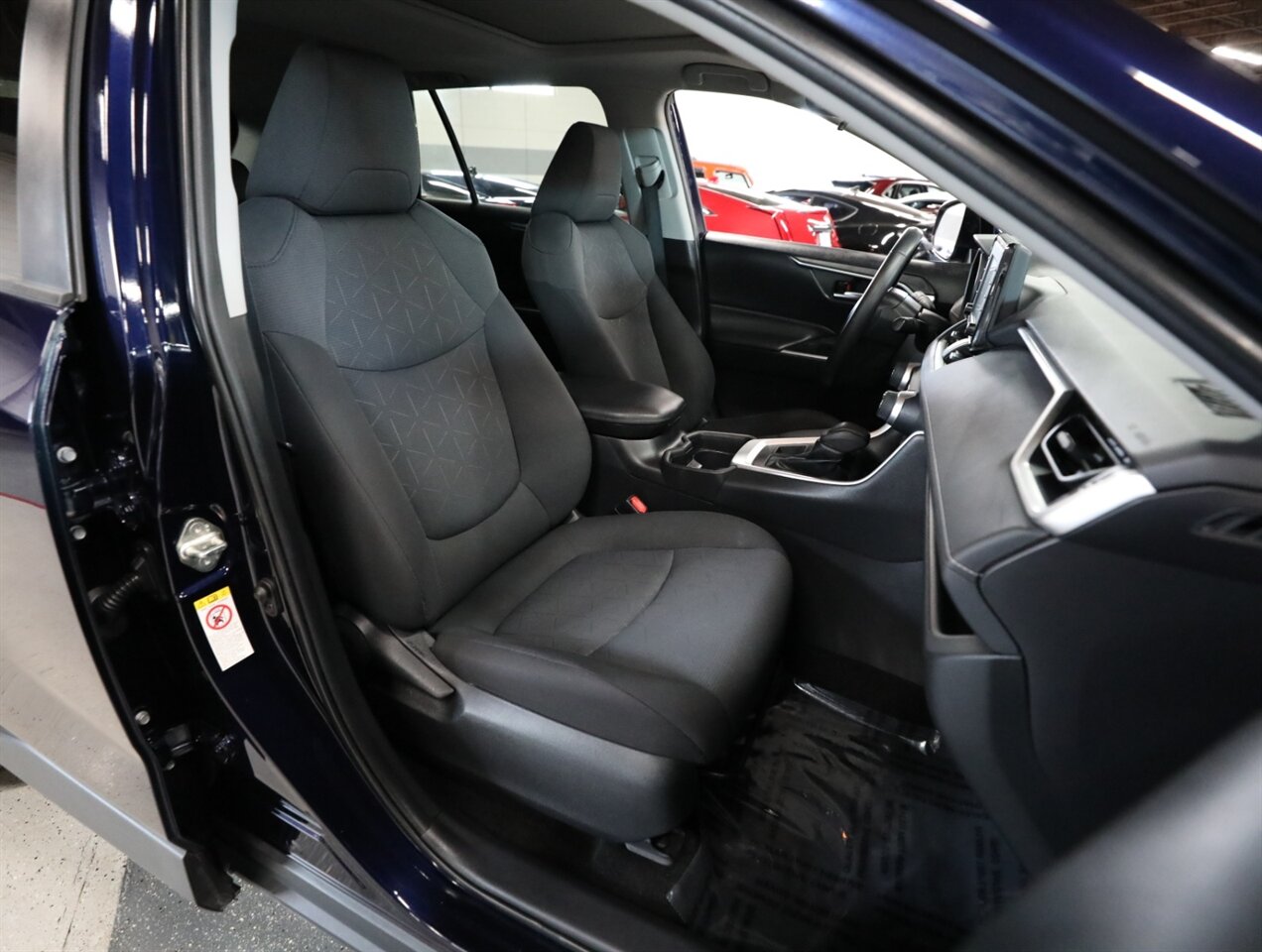 2019 Toyota RAV4 XLE - Photo 18 - Addison, IL 60101