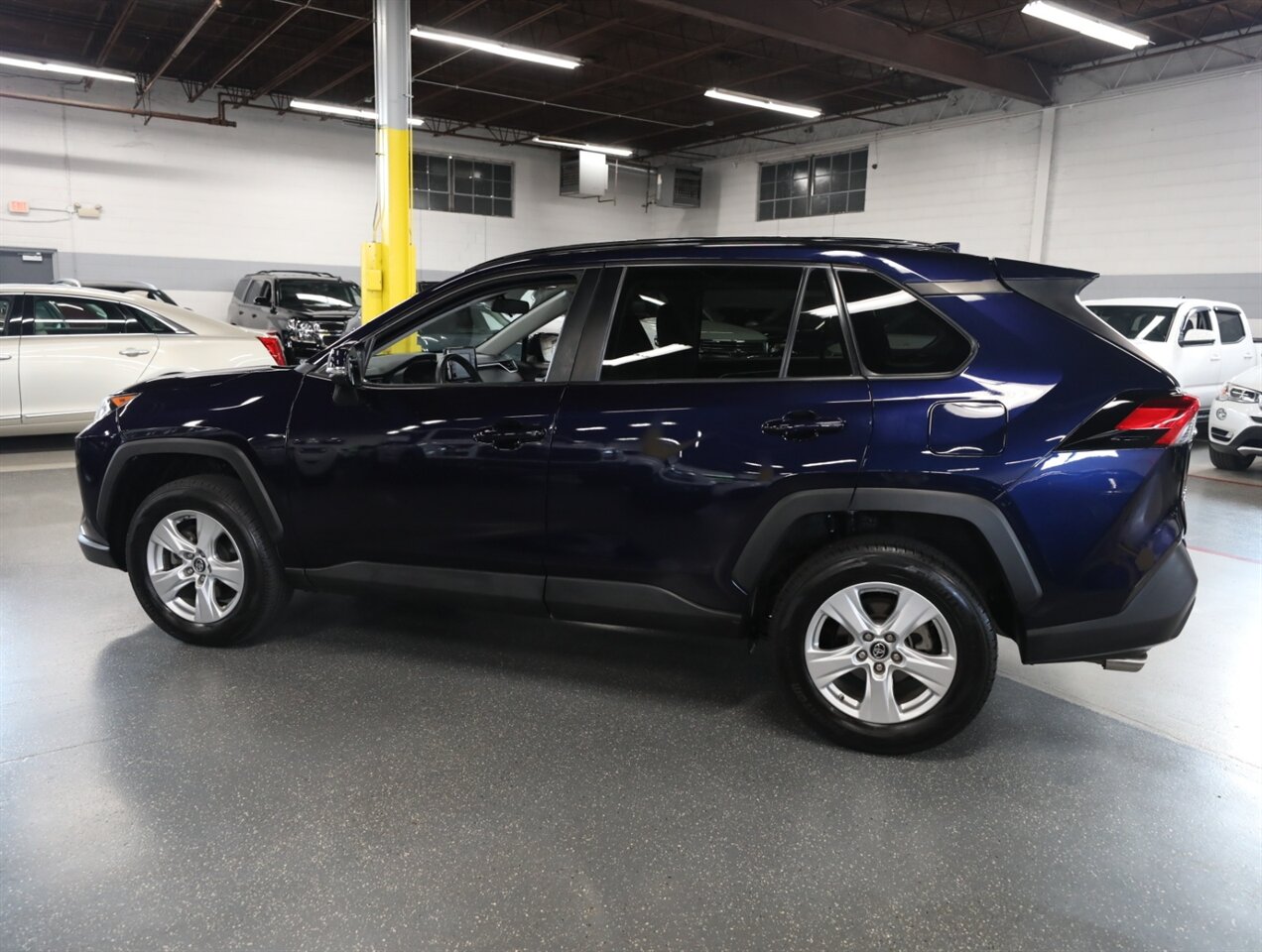 2019 Toyota RAV4 XLE - Photo 15 - Addison, IL 60101