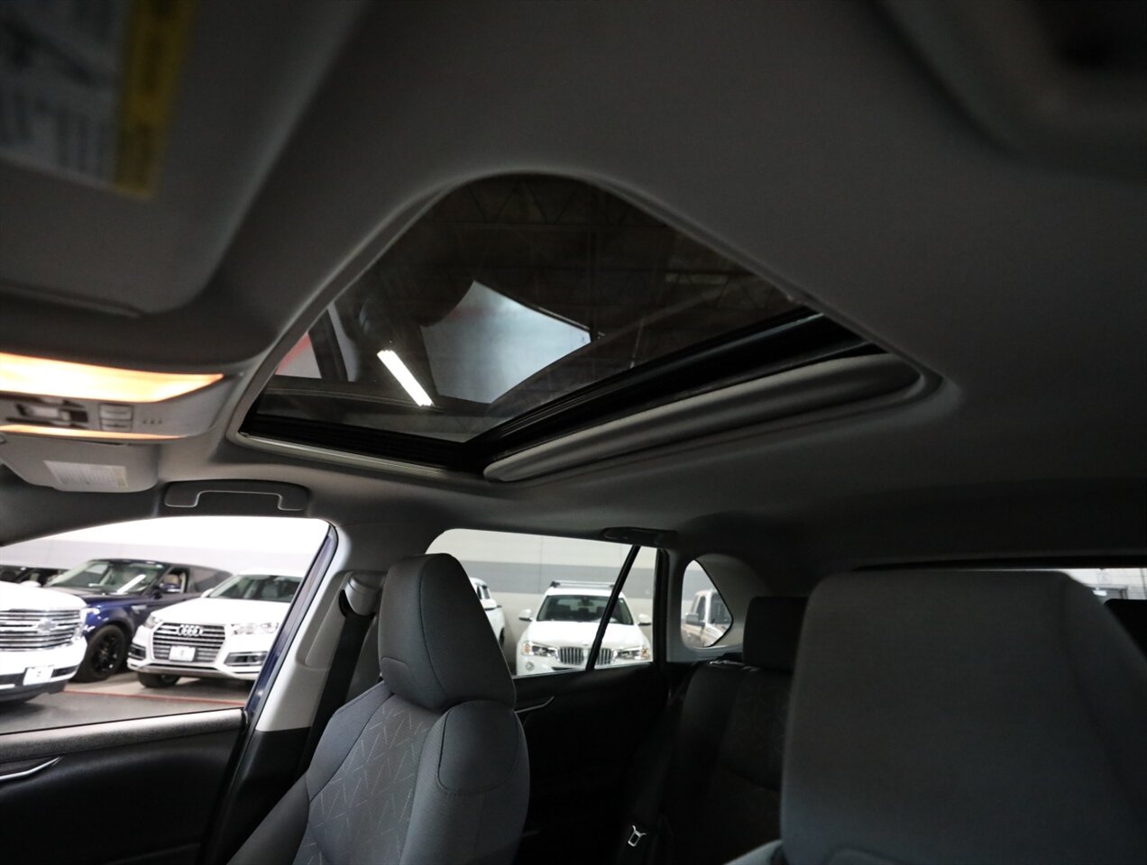 2019 Toyota RAV4 XLE - Photo 31 - Addison, IL 60101