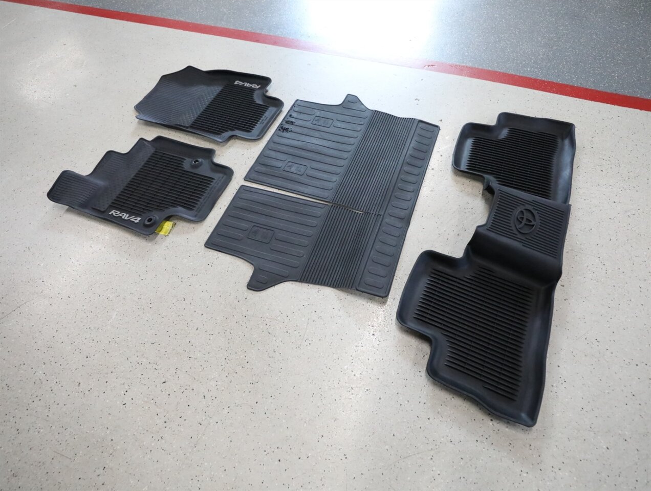 2019 Toyota RAV4 XLE - Photo 49 - Addison, IL 60101