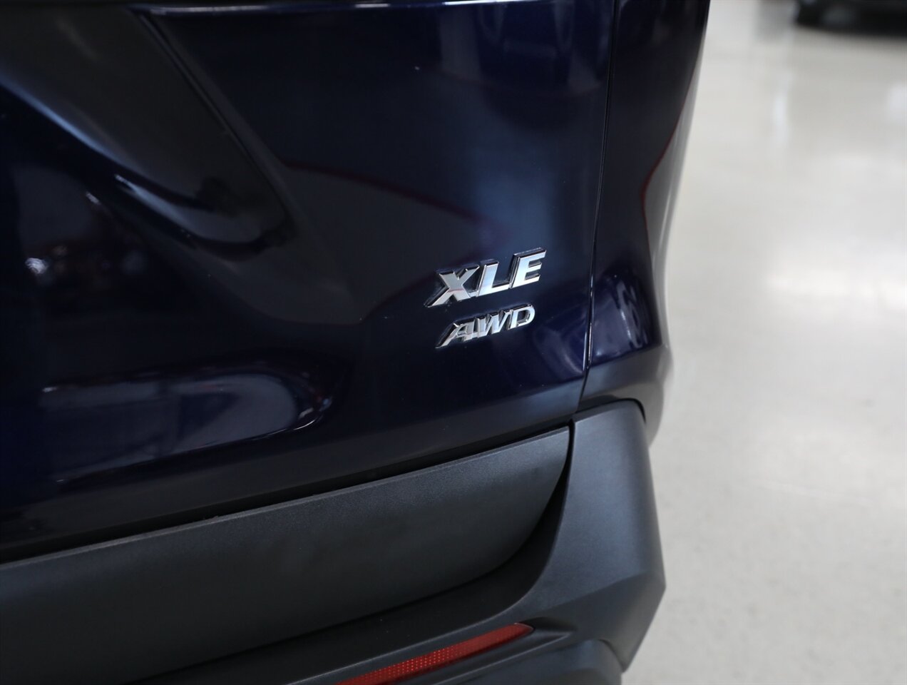 2019 Toyota RAV4 XLE - Photo 11 - Addison, IL 60101
