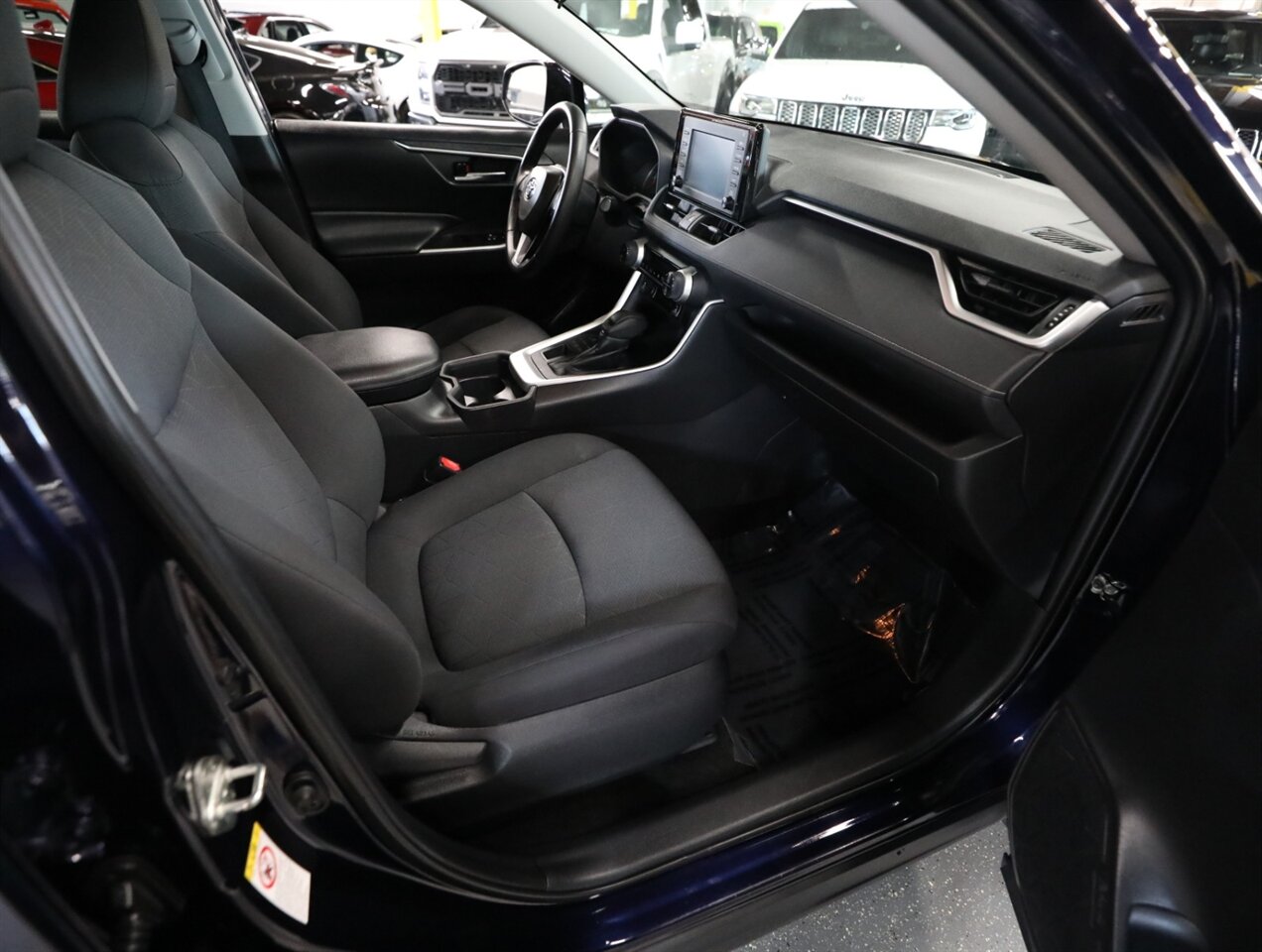2019 Toyota RAV4 XLE - Photo 17 - Addison, IL 60101
