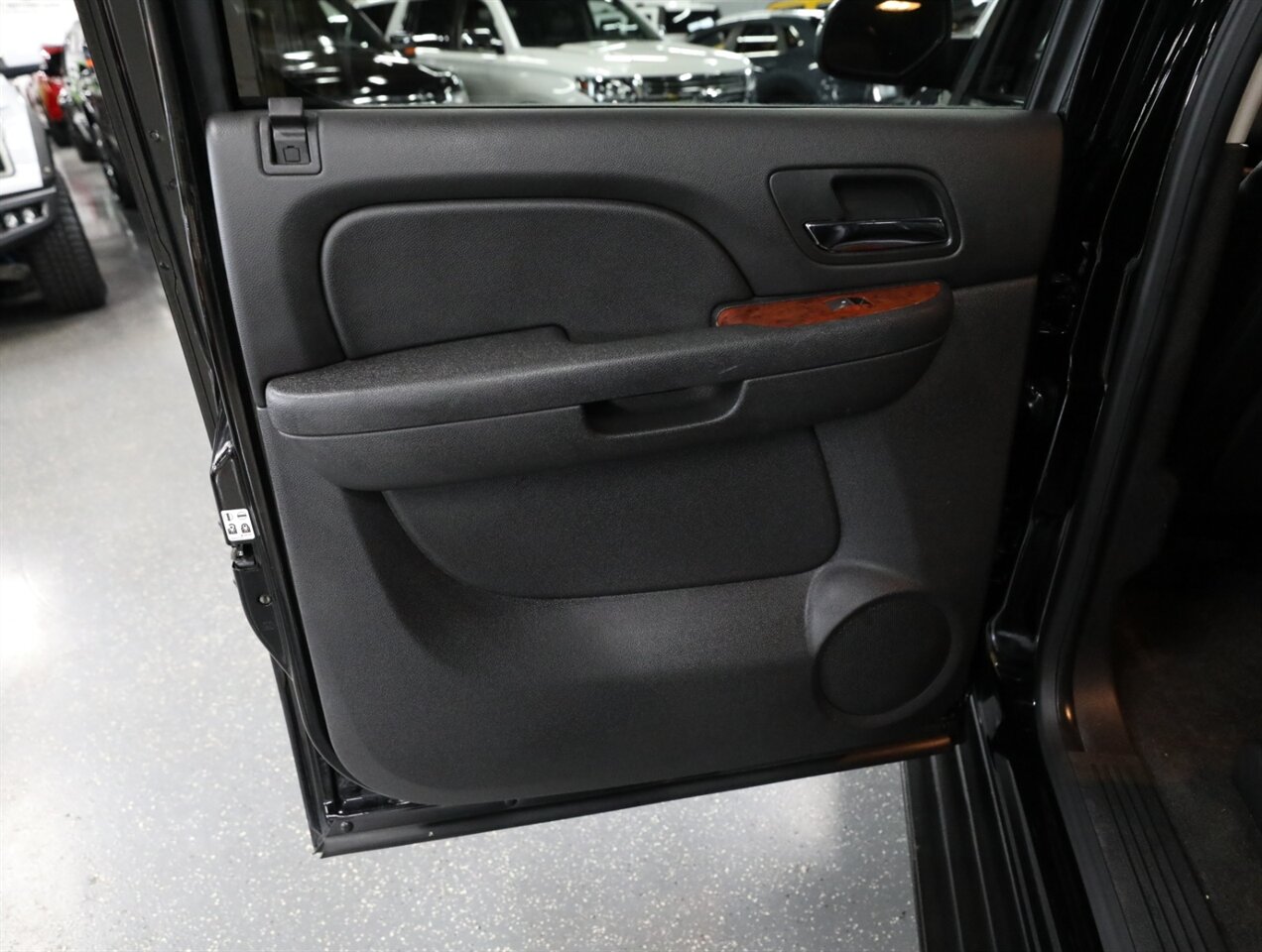 2013 Chevrolet Avalanche LT Black Diamond 4X4 - Photo 23 - Addison, IL 60101