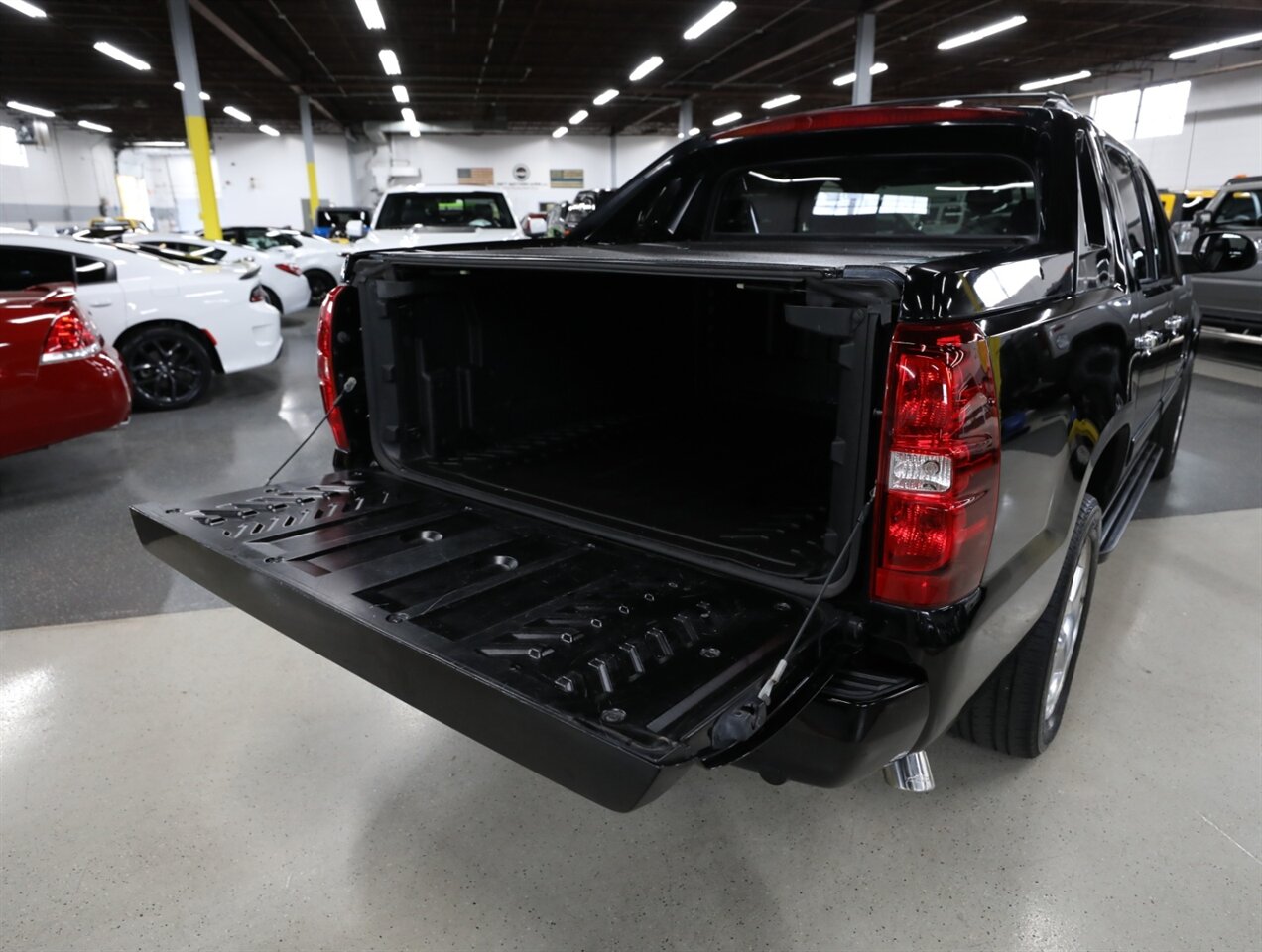 2013 Chevrolet Avalanche LT Black Diamond 4X4 - Photo 12 - Addison, IL 60101