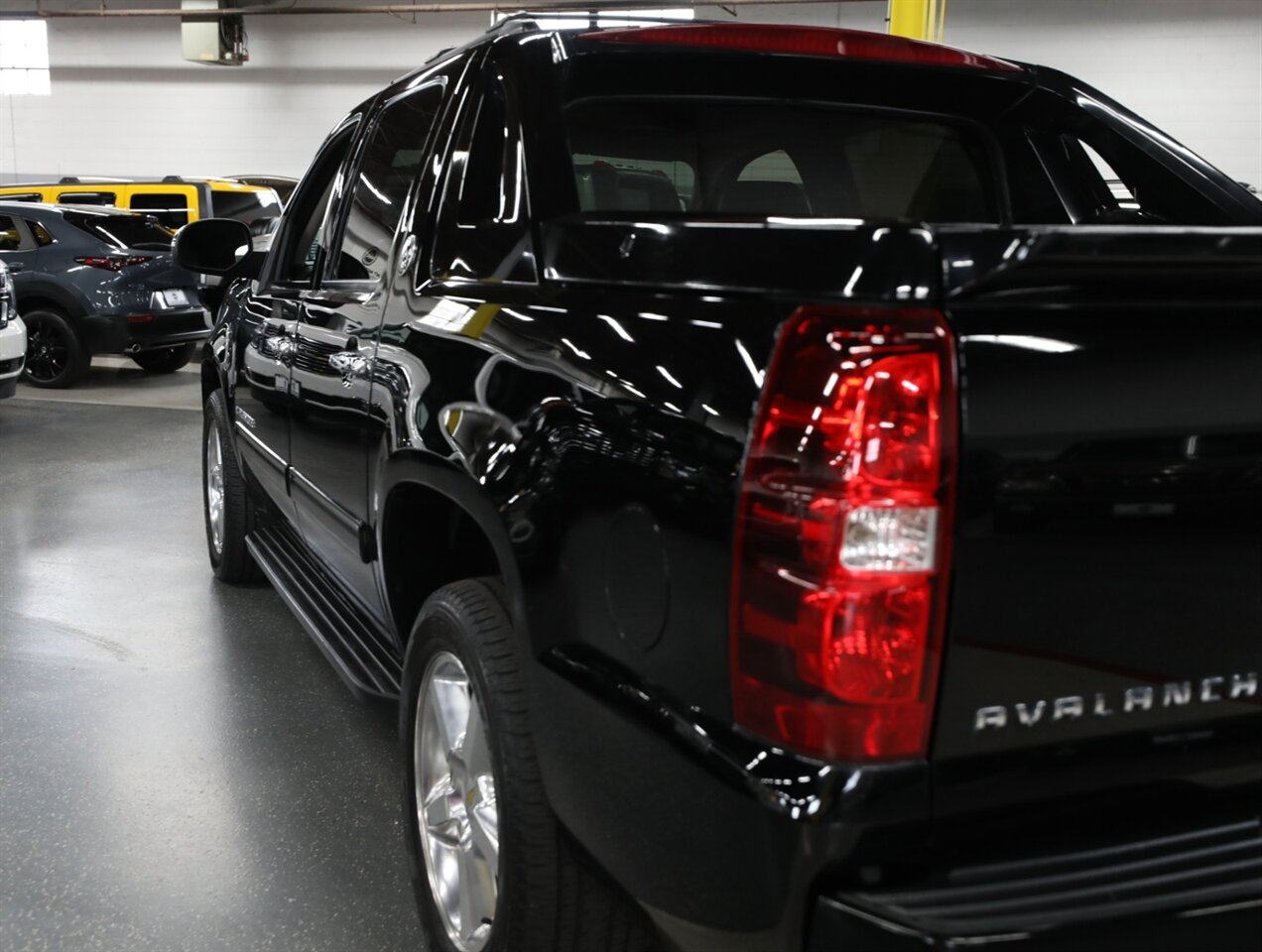 2013 Chevrolet Avalanche LT Black Diamond 4X4 - Photo 14 - Addison, IL 60101