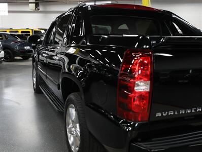 2013 Chevrolet Avalanche LT Black Diamond 4X4 - Photo 14 - Addison, IL 60101