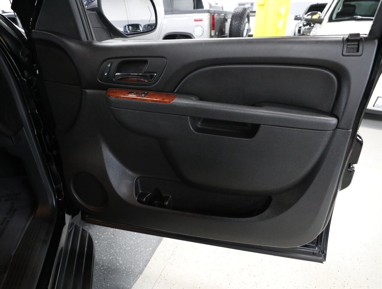 2013 Chevrolet Avalanche LT Black Diamond 4X4 - Photo 17 - Addison, IL 60101