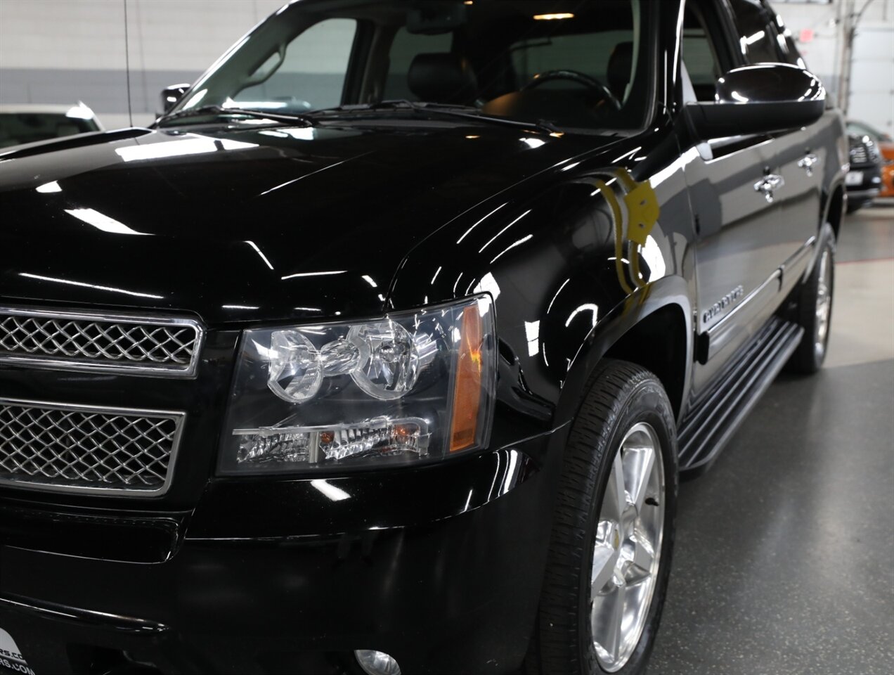 2013 Chevrolet Avalanche LT Black Diamond 4X4 - Photo 5 - Addison, IL 60101