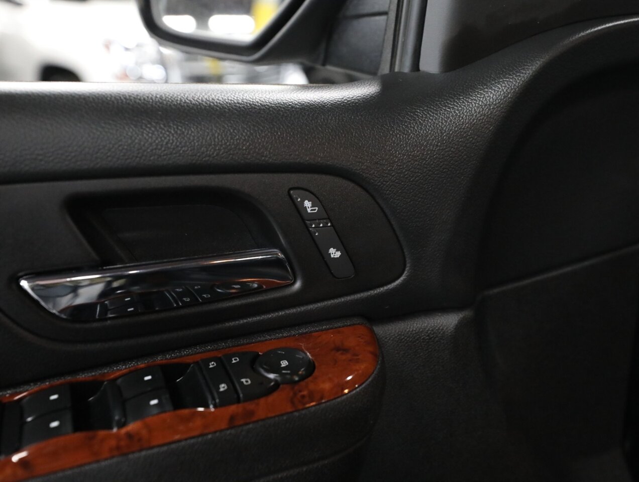 2013 Chevrolet Avalanche LT Black Diamond 4X4 - Photo 28 - Addison, IL 60101