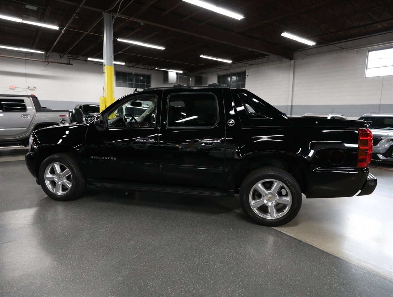 2013 Chevrolet Avalanche LT Black Diamond 4X4 - Photo 16 - Addison, IL 60101