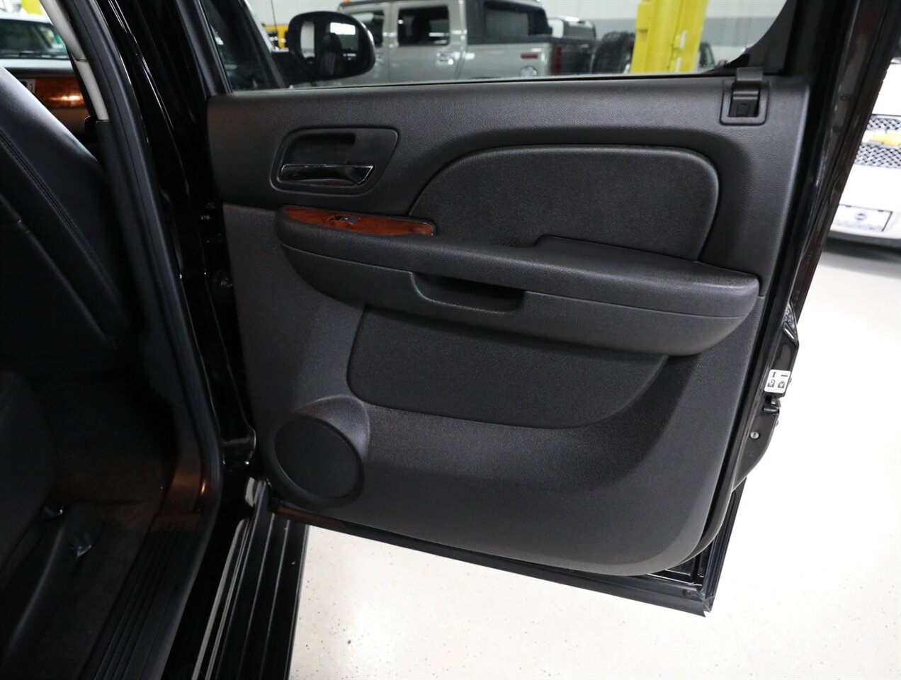 2013 Chevrolet Avalanche LT Black Diamond 4X4 - Photo 20 - Addison, IL 60101