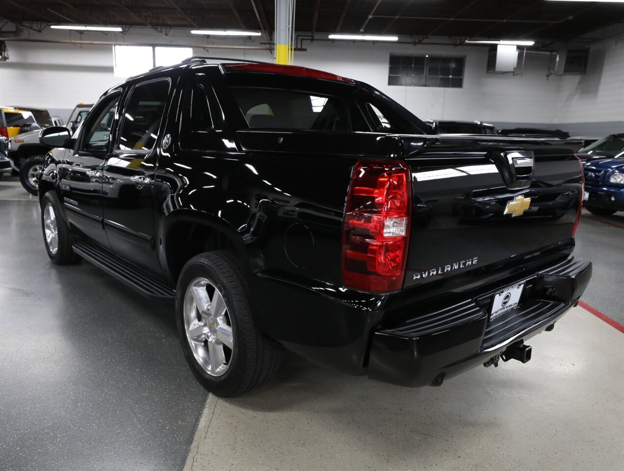 2013 Chevrolet Avalanche LT Black Diamond 4X4 - Photo 13 - Addison, IL 60101