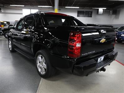 2013 Chevrolet Avalanche LT Black Diamond 4X4 - Photo 13 - Addison, IL 60101