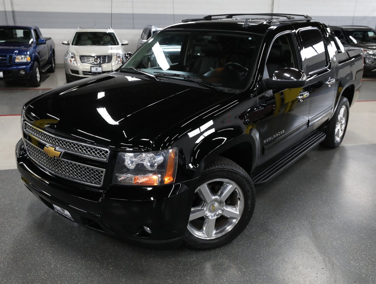 2013 Chevrolet Avalanche LT Black Diamond 4X4 - Photo 2 - Addison, IL 60101