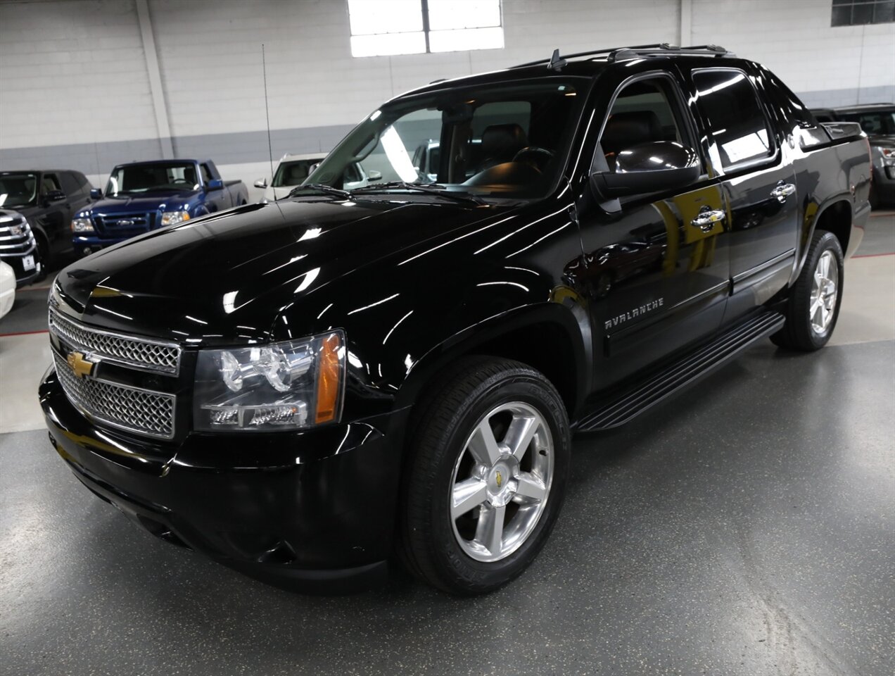 2013 Chevrolet Avalanche LT Black Diamond 4X4 - Photo 4 - Addison, IL 60101