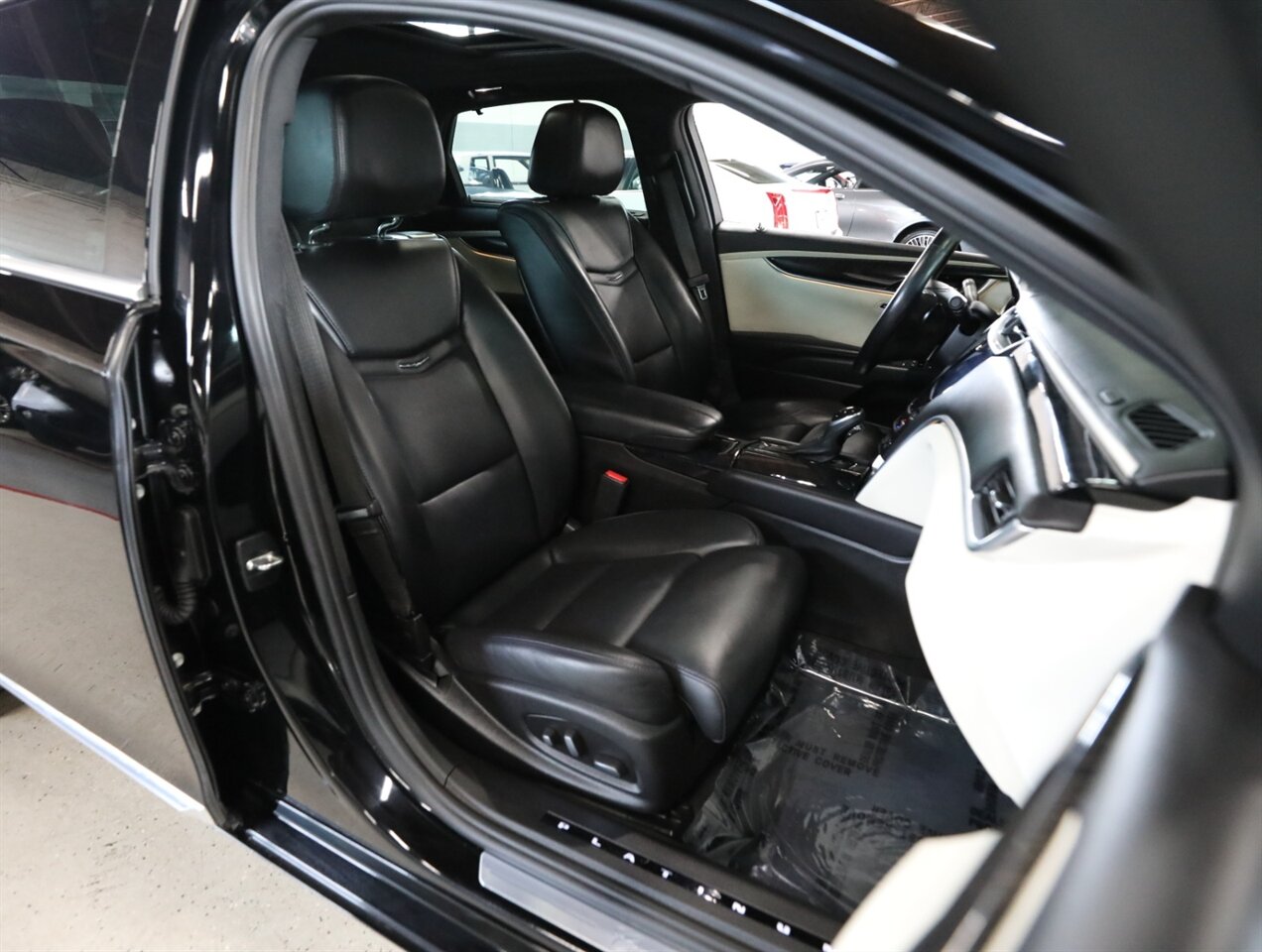 2015 Cadillac XTS Platinum AWD - Photo 19 - Addison, IL 60101