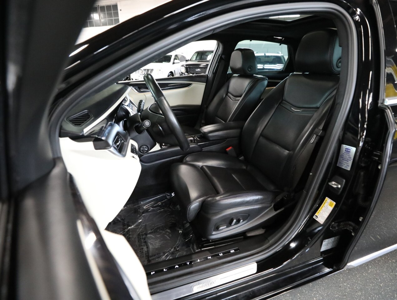 2015 Cadillac XTS Platinum AWD - Photo 33 - Addison, IL 60101