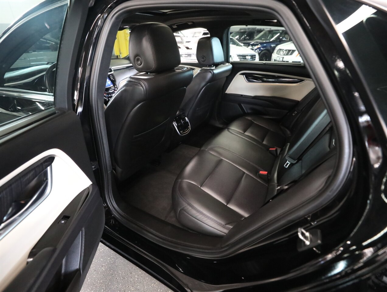 2015 Cadillac XTS Platinum AWD - Photo 26 - Addison, IL 60101