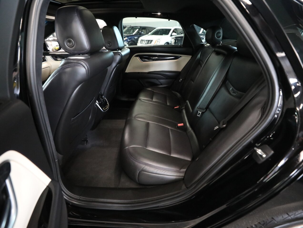 2015 Cadillac XTS Platinum AWD - Photo 27 - Addison, IL 60101