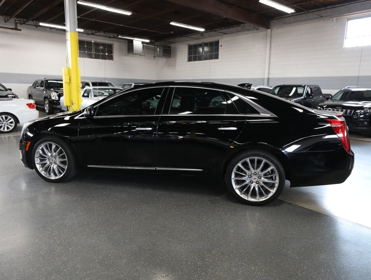 2015 Cadillac XTS Platinum AWD - Photo 16 - Addison, IL 60101