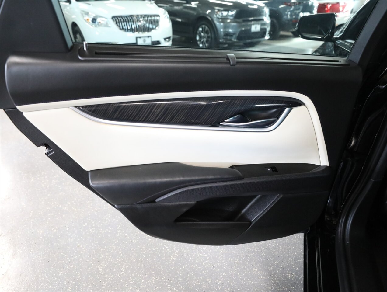 2015 Cadillac XTS Platinum AWD - Photo 25 - Addison, IL 60101