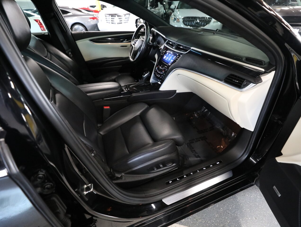 2015 Cadillac XTS Platinum AWD - Photo 18 - Addison, IL 60101