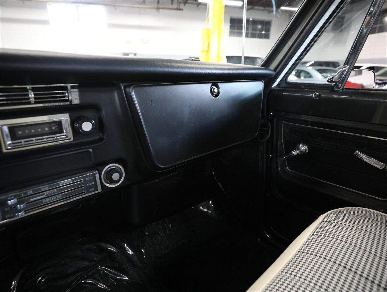 1972 Chevrolet C-10 Pickup - Photo 46 - Addison, IL 60101