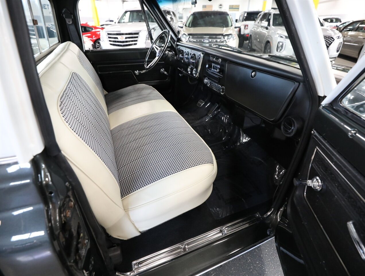 1972 Chevrolet C-10 Pickup - Photo 38 - Addison, IL 60101