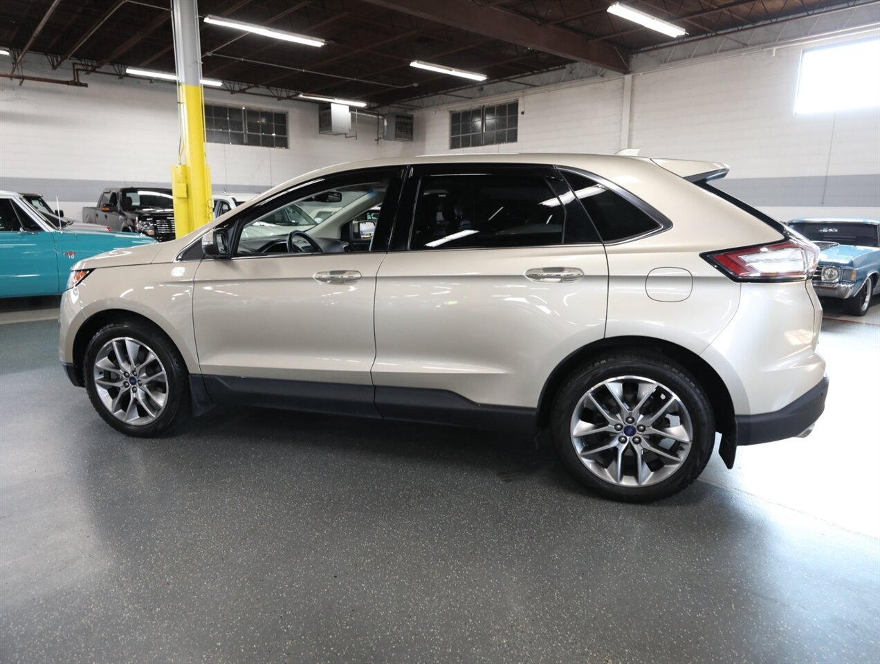 2018 Ford Edge Titanium - Photo 16 - Addison, IL 60101