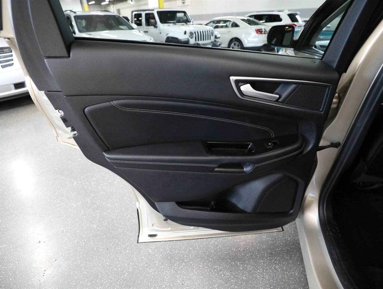 2018 Ford Edge Titanium - Photo 24 - Addison, IL 60101