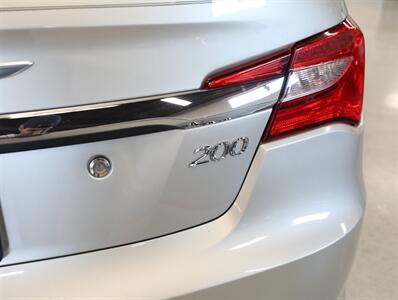 2013 Chrysler 200 Touring Convertible   - Photo 11 - Addison, IL 60101