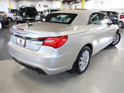 2013 Chrysler 200 Touring Convertible   - Photo 32 - Addison, IL 60101