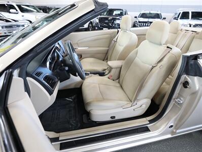 2013 Chrysler 200 Touring Convertible   - Photo 24 - Addison, IL 60101