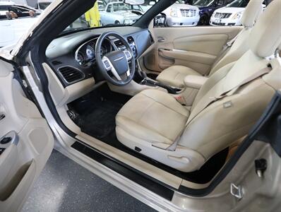 2013 Chrysler 200 Touring Convertible   - Photo 23 - Addison, IL 60101