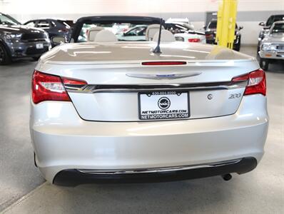 2013 Chrysler 200 Touring Convertible   - Photo 10 - Addison, IL 60101