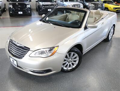 2013 Chrysler 200 Touring Convertible   - Photo 2 - Addison, IL 60101